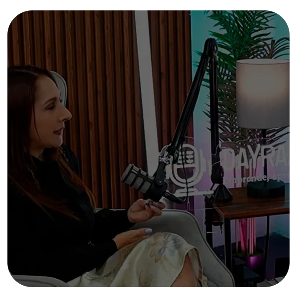Dayra Chávez grabando en el estudio