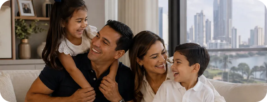 Familia en sala con vista a la ciudad